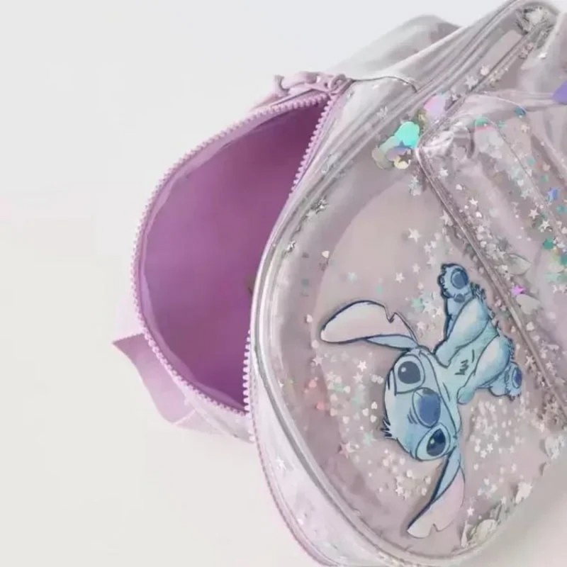 Encante sua pequena com a Mochila Escolar Disney com Lantejoulas. Feita de PVC e nylon, com zíper lilás brilhante e bolso frontal com Stitch, é ideal para o jardim de infância. Elegante, versátil e resistente.