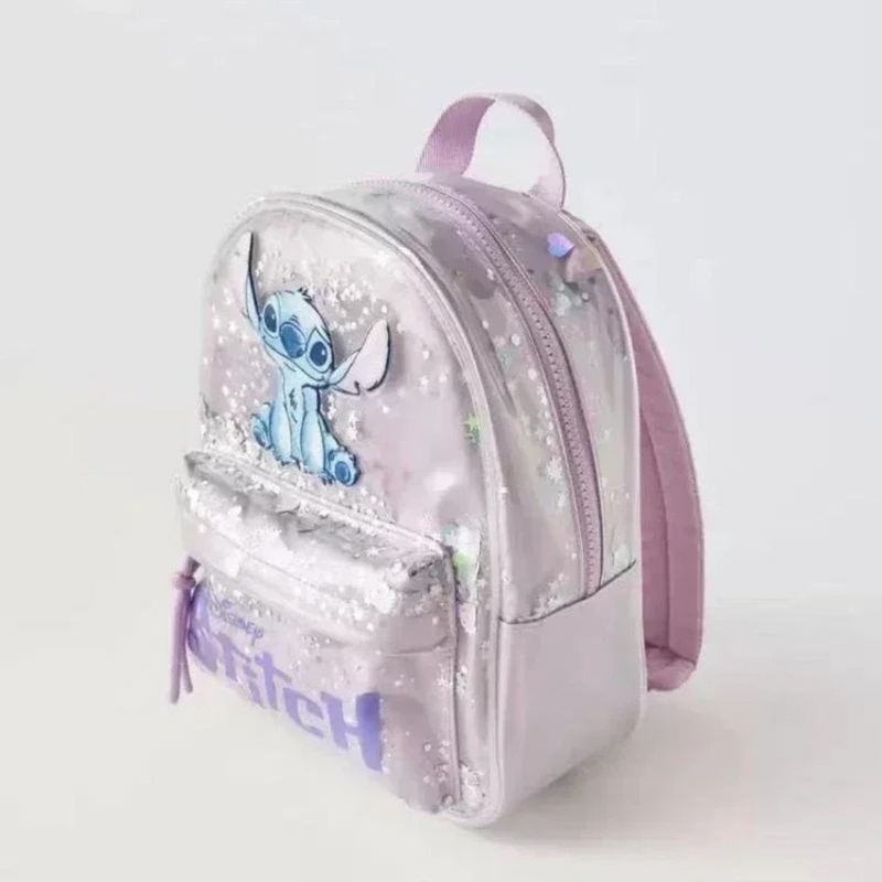 Encante sua pequena com a Mochila Escolar Disney com Lantejoulas. Feita de PVC e nylon, com zíper lilás brilhante e bolso frontal com Stitch, é ideal para o jardim de infância. Elegante, versátil e resistente.