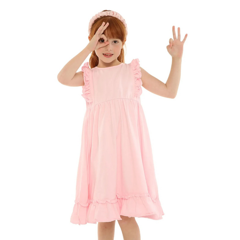 Encante-se com o vestido infantil monocromático para meninas, feito em algodão com babados delicados e detalhe cruzado nas costas. Ideal para crianças pequenas, oferece conforto e estilo para qualquer ocasião. Compre agora!